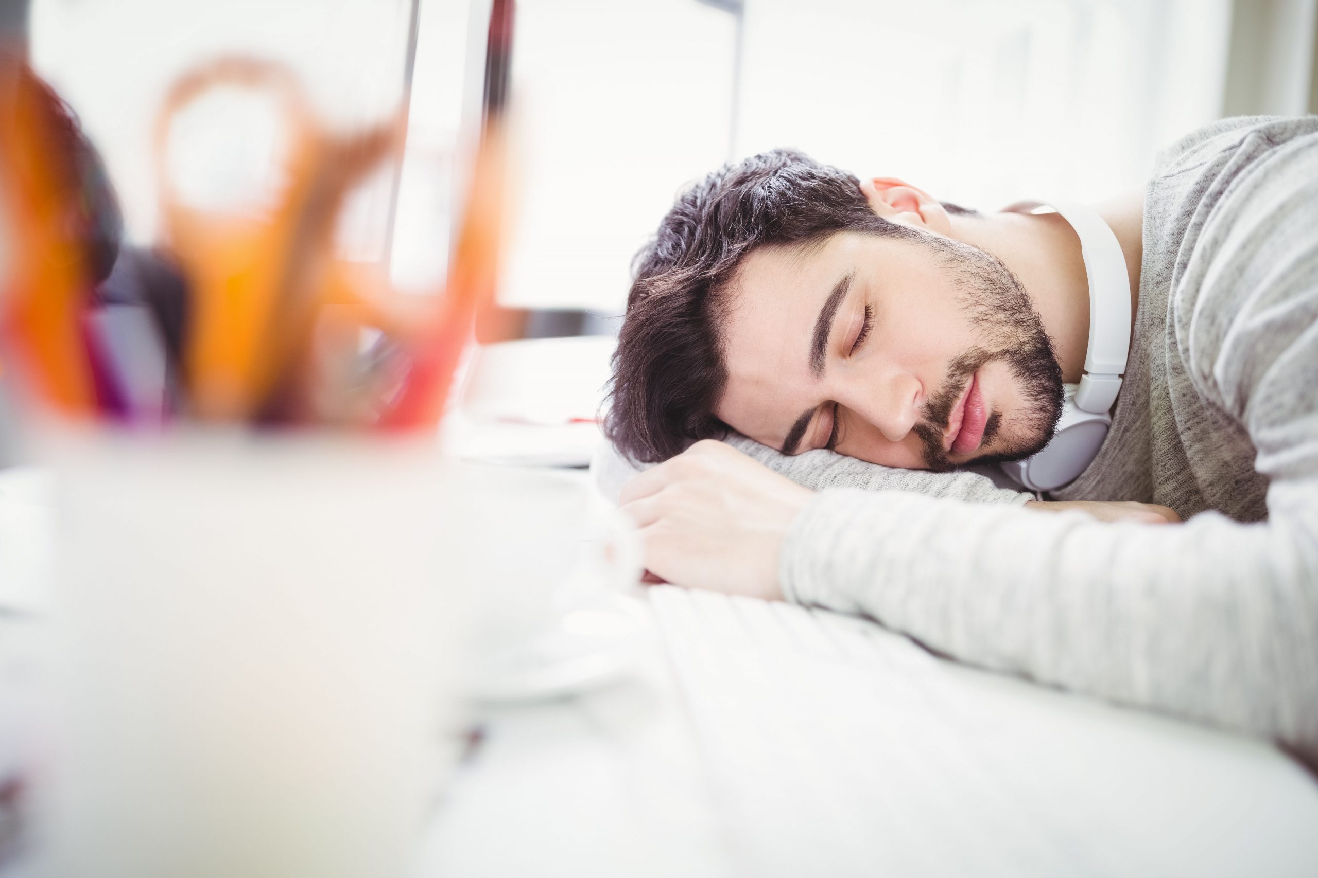 هل يمكن لأصحاب النوم الخفيف أن يناموا بعمق؟